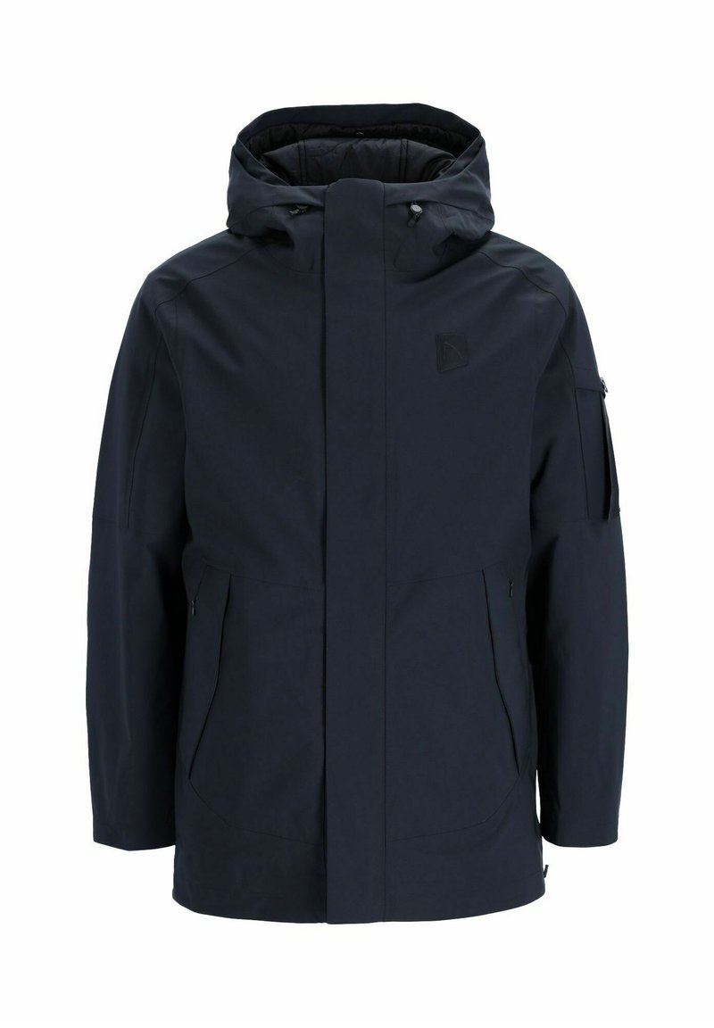 Marineblaue waterproof Jacke mit Kapuze, Reißverschluss vorne, zwei Seitentaschen und einer Ärmeltasche. Glatte Textur und minimalistisches Design.