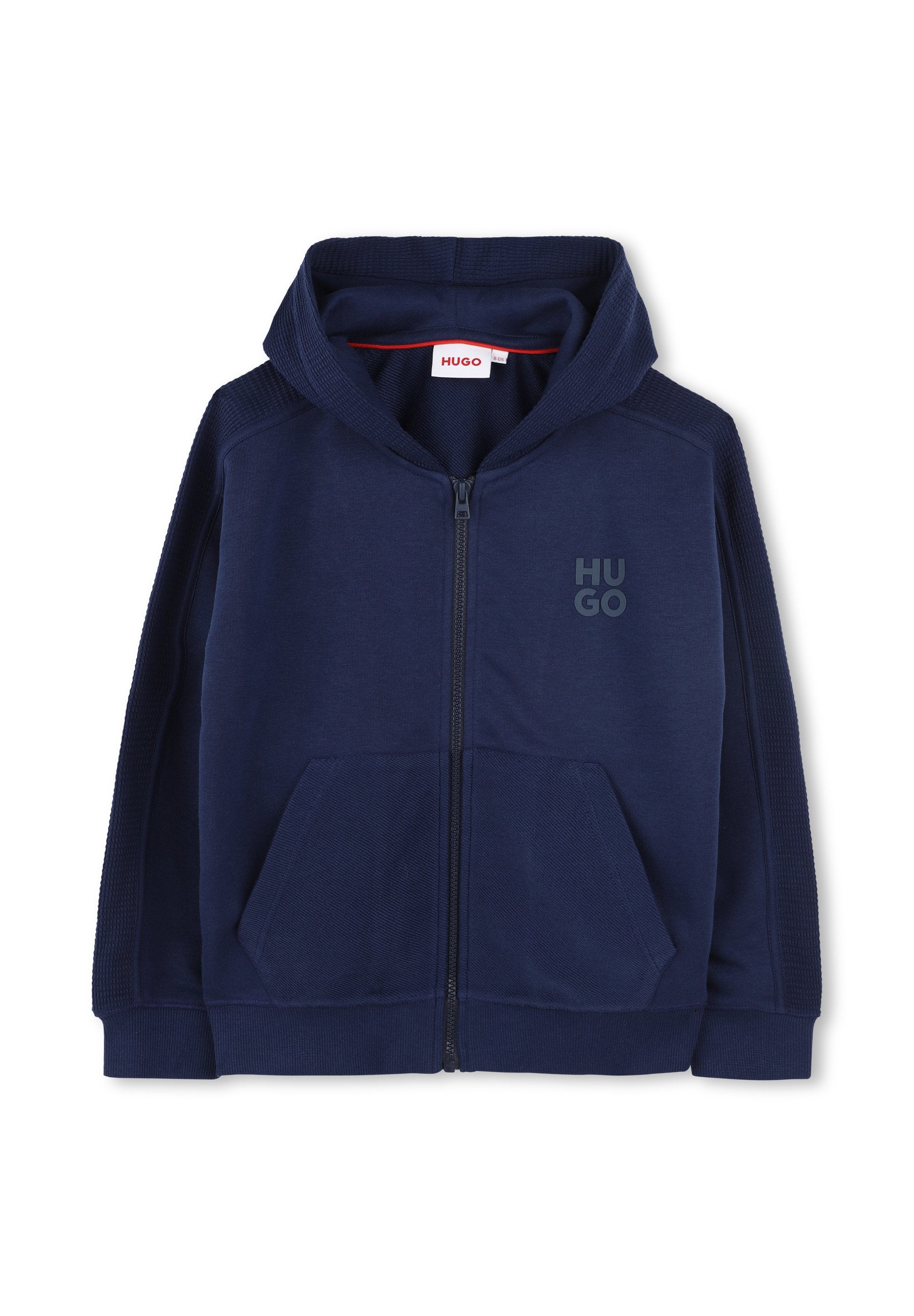 Marineblauer Reißverschluss-Hoodie aus weichem Stoff, mit Kapuze, Fronttaschen und einem tonal gehaltenen "HUGO"-Logo auf der Brust. Strukturiert gestaltete Seitenpanels.