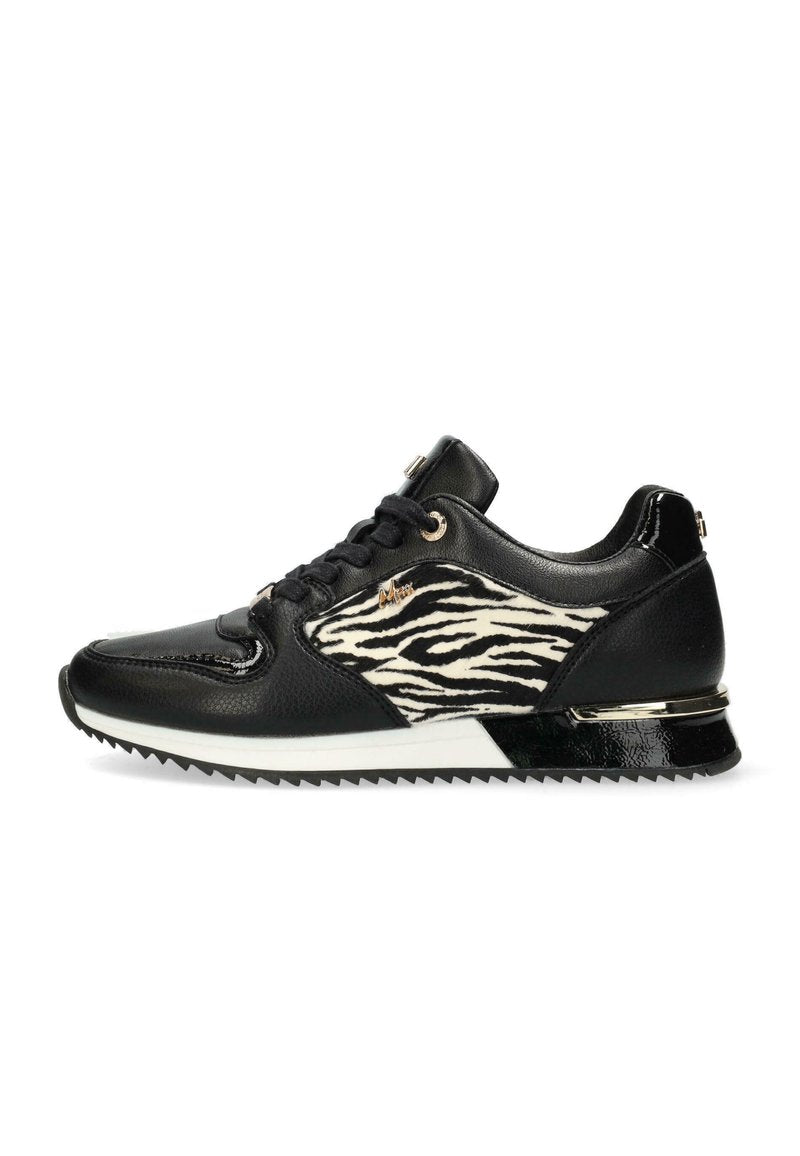 Schwarze Sneaker mit einem Obermaterial aus Leder und Zebra-Print-Stoff, Schnürverschluss, strukturierten Akzenten und einer Gummisohle mit einem leichten Absatz.
