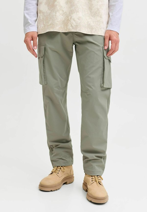 Jack & Jones Cargo pants Relaxed Fit - Cargo trousers - vetiver