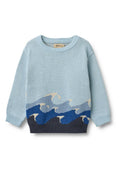 Hellblauer Strickpullover mit einem Wellenmuster in Dunkelblau, Hellblau und Creme, mit rundem Ausschnitt und gerippten Bündchen.