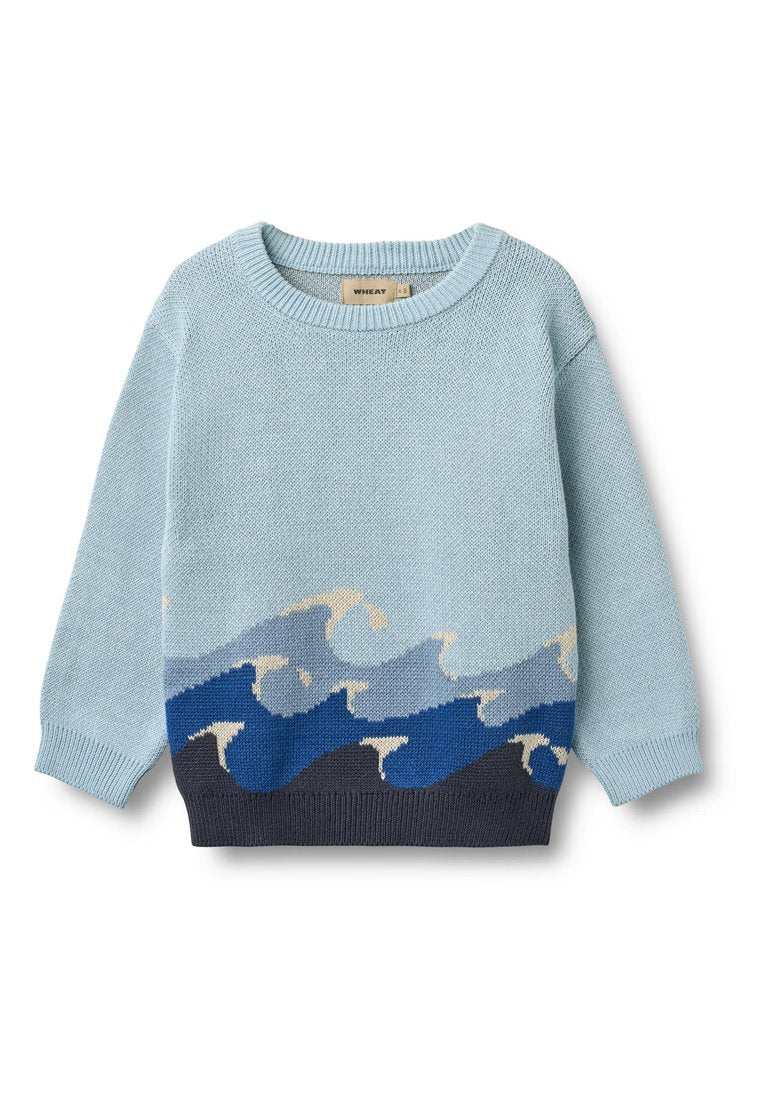 Hellblauer Strickpullover mit einem Wellenmuster in Dunkelblau, Hellblau und Creme, mit rundem Ausschnitt und gerippten Bündchen.