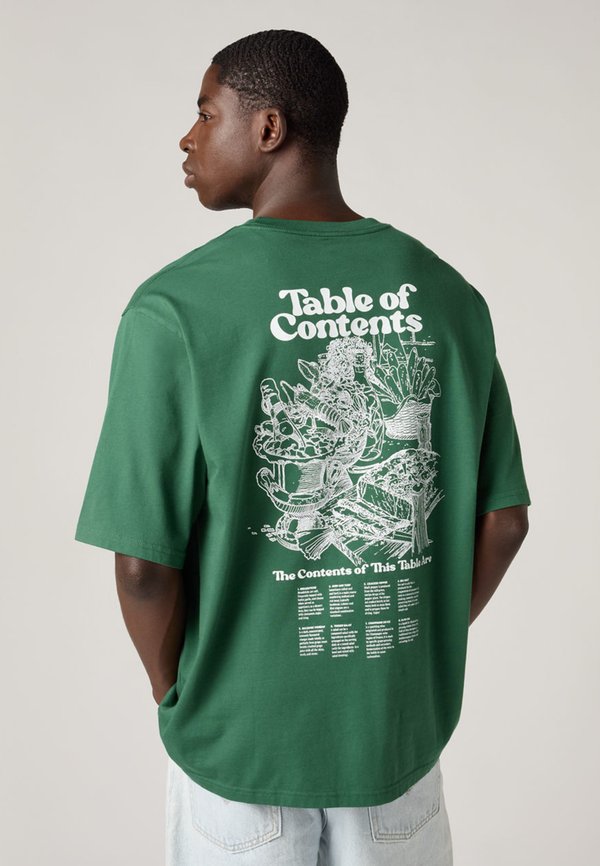 Levi's® LSE HALF SLEEVE TEE - Print T-shirt - table of contents dark green body white logo