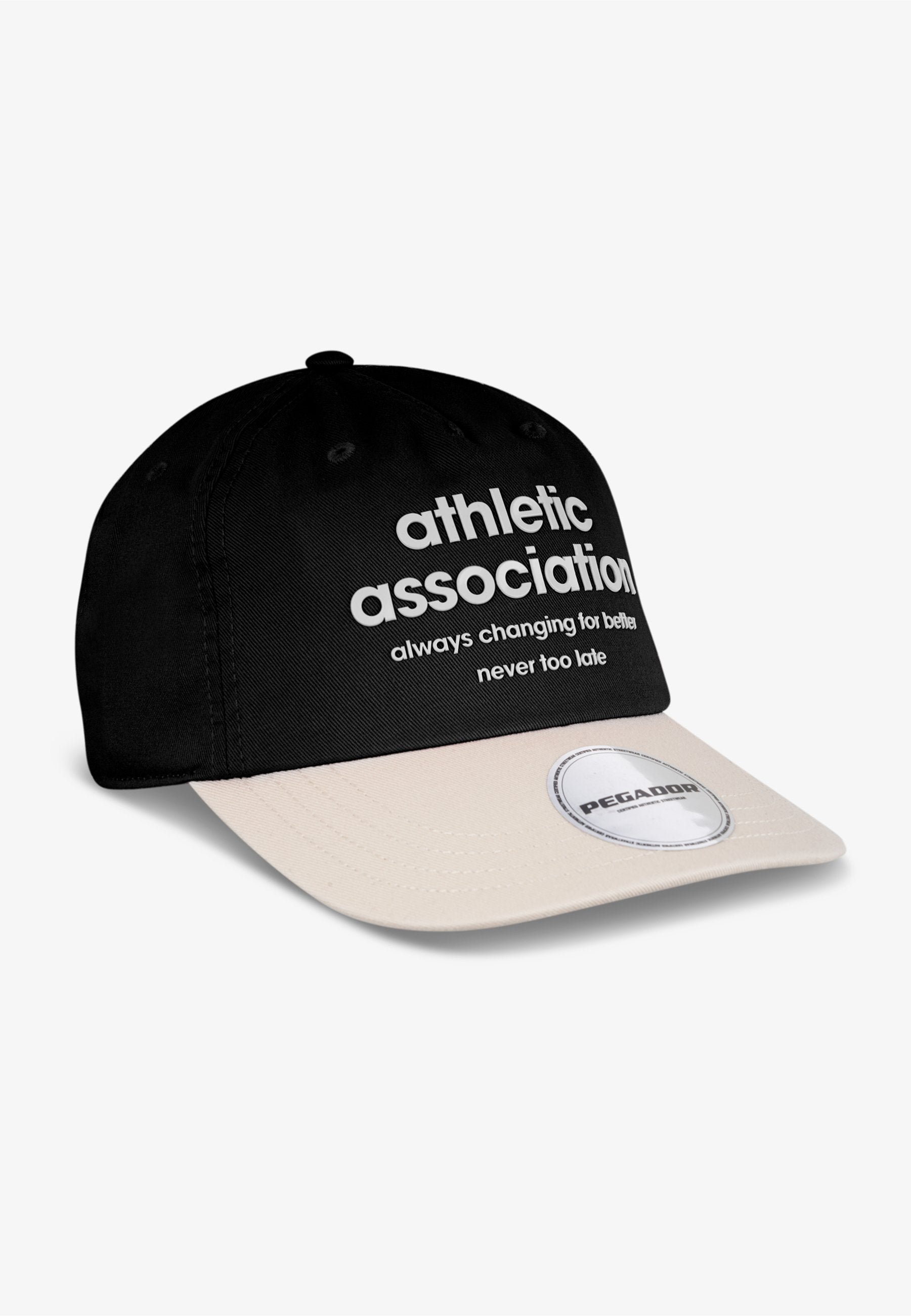 Schwarze Baseballkappe mit einer cremefarbenen Krempe. Sie trägt weißen Text: "Sportverband, der sich immer zum Besseren verändert, niemals zu spät." Rundes Logo-Tag angebracht.
