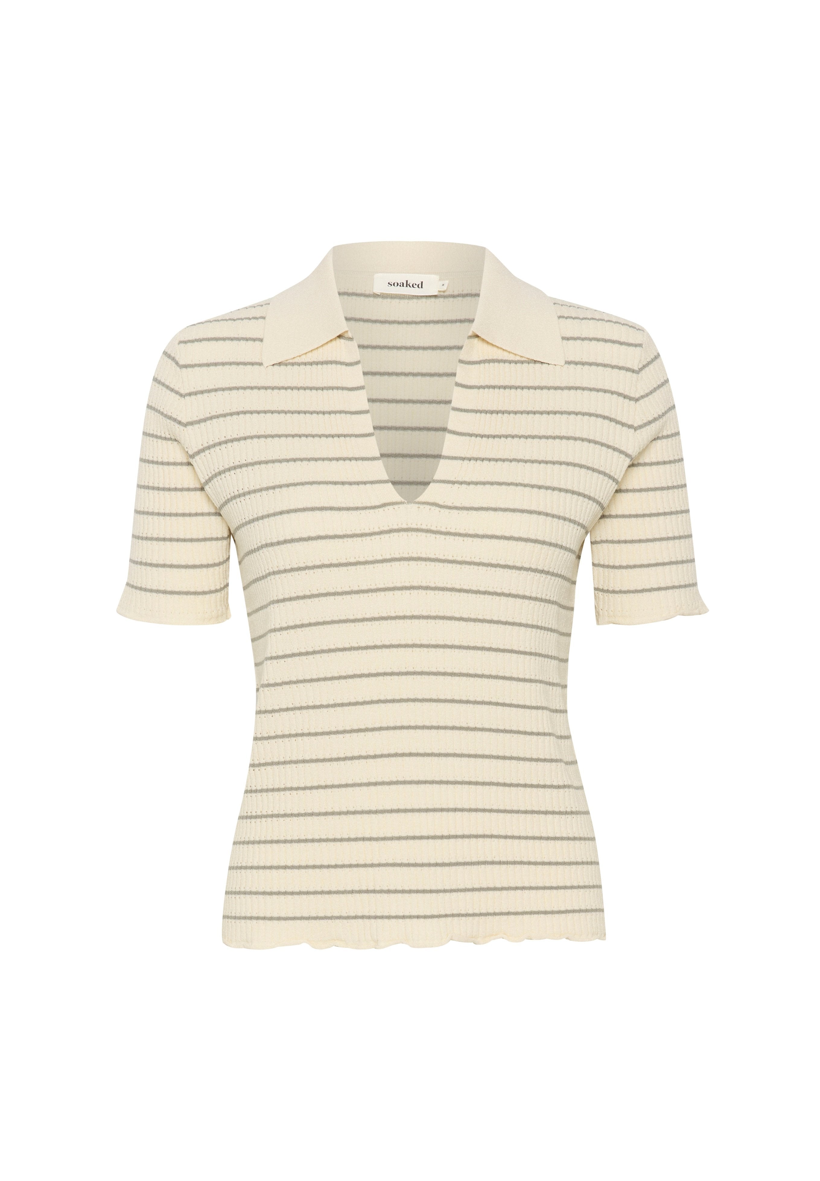 Strickoberteil mit kurzen Ärmeln in Creme mit grauen horizontalen Streifen. Verfügt über einen V-Ausschnitt und einen gewellten Saum, sowie einen klassischen Kragen.