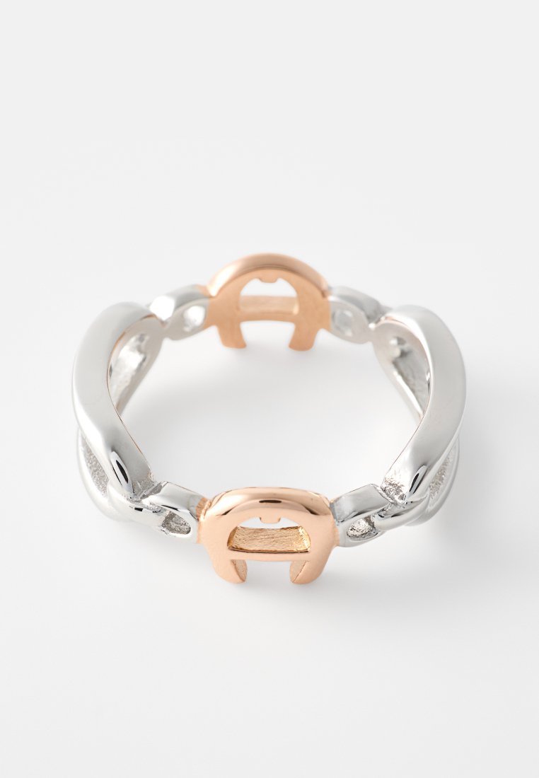 Metallarmband mit verwobenen Silber- und Roségold-Gliedern, versehen mit strukturierten Akzenten und einem markanten Verschlussdesign.