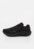 Schwarzer Sportschuh mit Mesh- und synthetischem Obermaterial, strukturierter Sohle und Schnürverschluss, Seitenansicht auf weißem Hintergrund.
