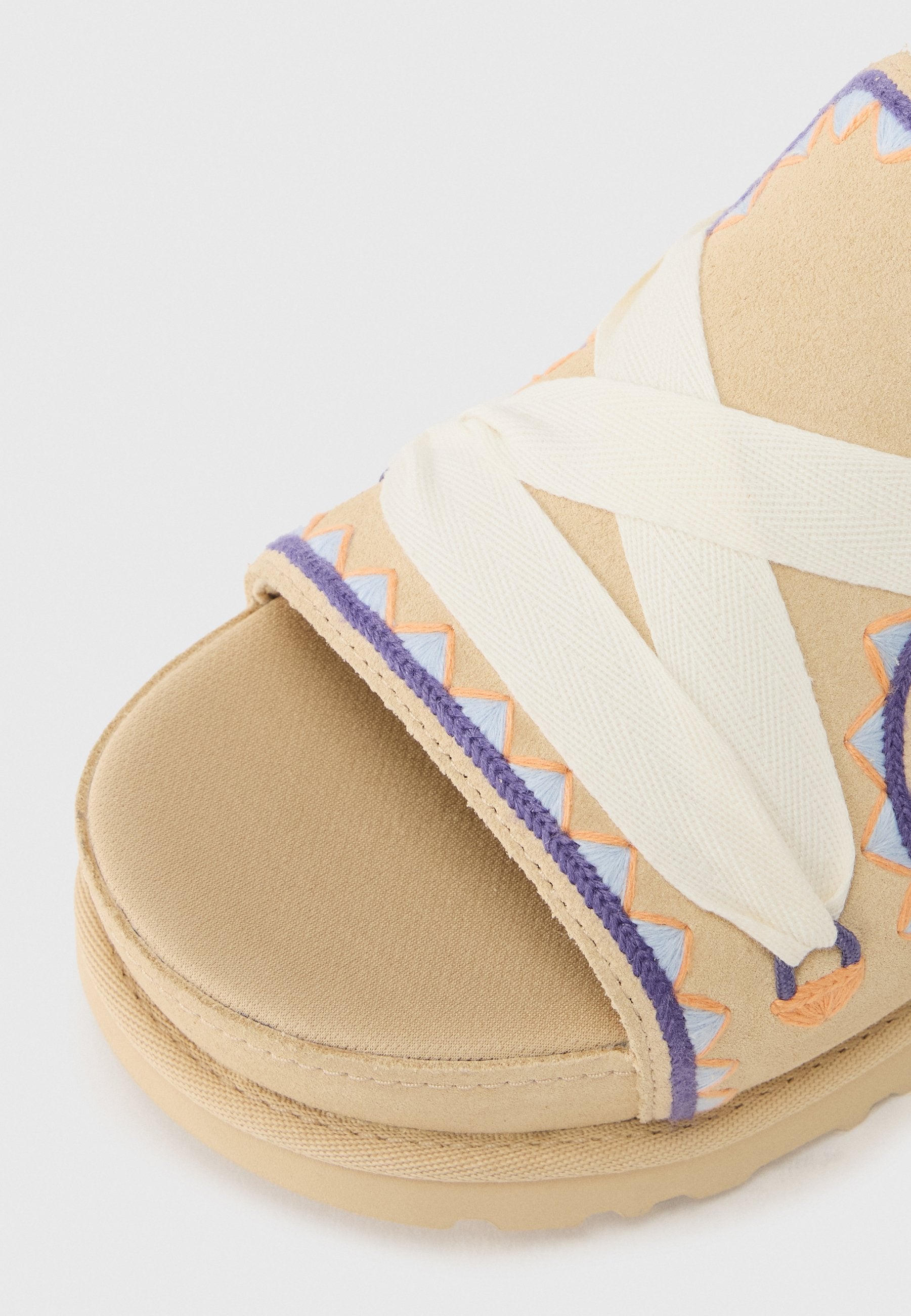 UGG GOLDENSTAR HI