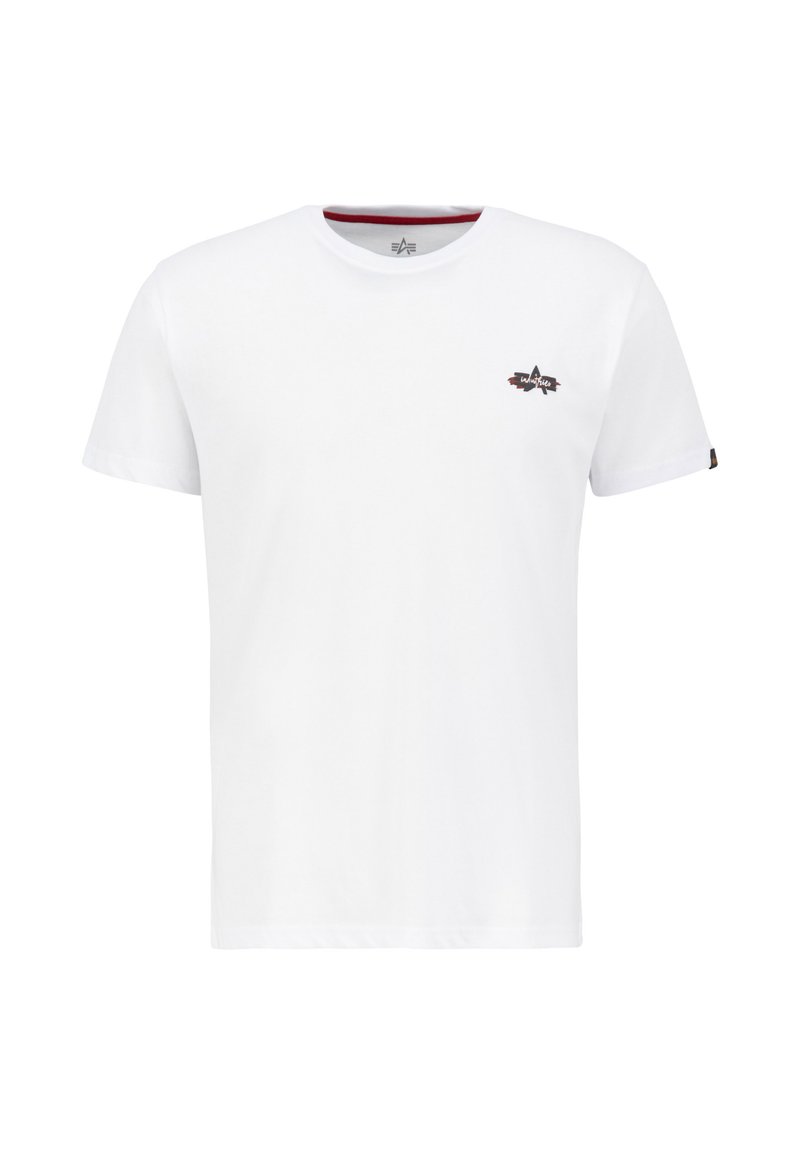 Weißes Baumwoll-T-Shirt mit kurzen Ärmeln, das auf der linken Brust ein kleines schwarzes und rotes Sternmotiv sowie einen kontrastierenden roten Innenhalsausschnitt hat.