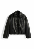 Schwarze gekürzte Jacke aus glänzendem Material, mit großem Kragen, Reißverschluss vorne, elastischen Bündchen und einem Logopatch auf der linken Brust.