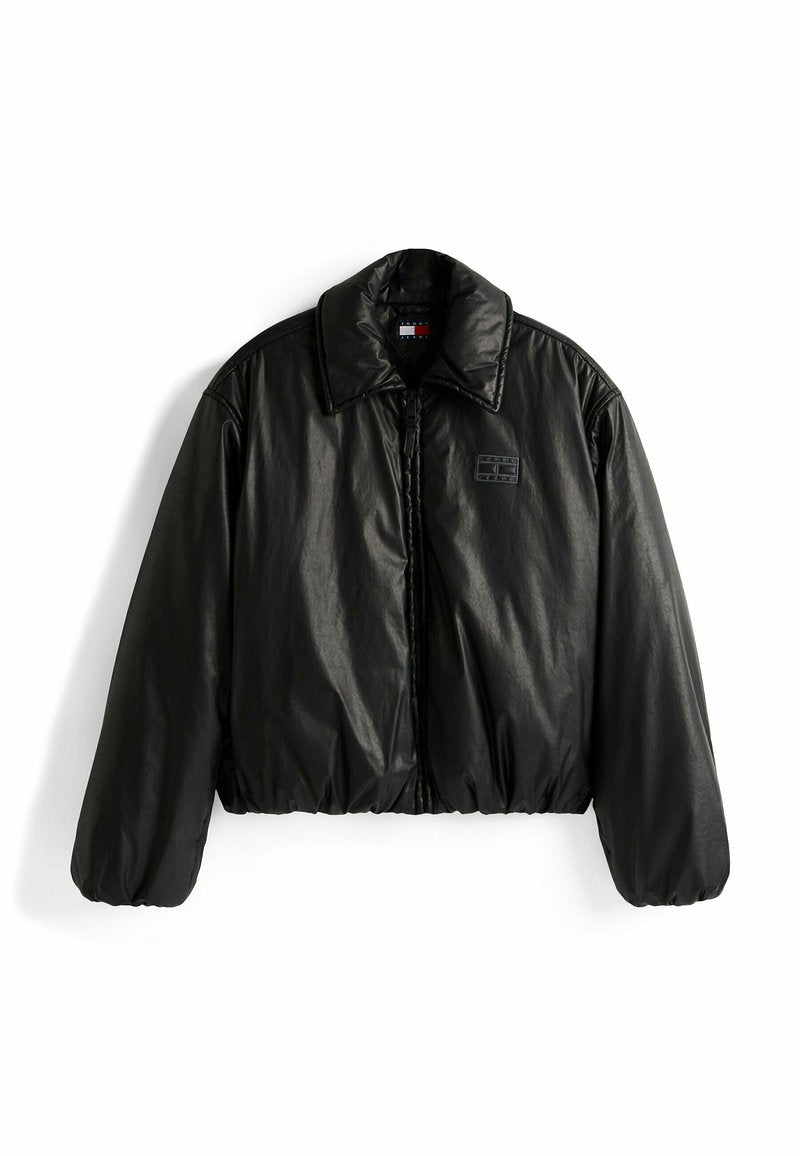Schwarze gekürzte Jacke aus glänzendem Material, mit großem Kragen, Reißverschluss vorne, elastischen Bündchen und einem Logopatch auf der linken Brust.