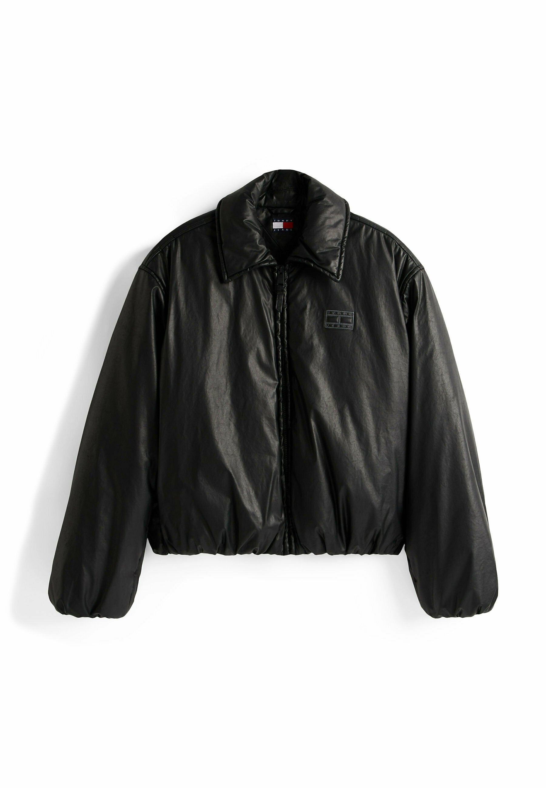 Schwarze gekürzte Jacke aus glänzendem Material, mit großem Kragen, Reißverschluss vorne, elastischen Bündchen und einem Logopatch auf der linken Brust.