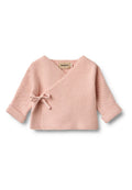 Rosa gestrickter Wickelpullover mit langen Ärmeln und einem Bindeband in der Taille. Strukturierter Stoff und umgeschlagene Ärmelbündchen. Markenetikett sichtbar.