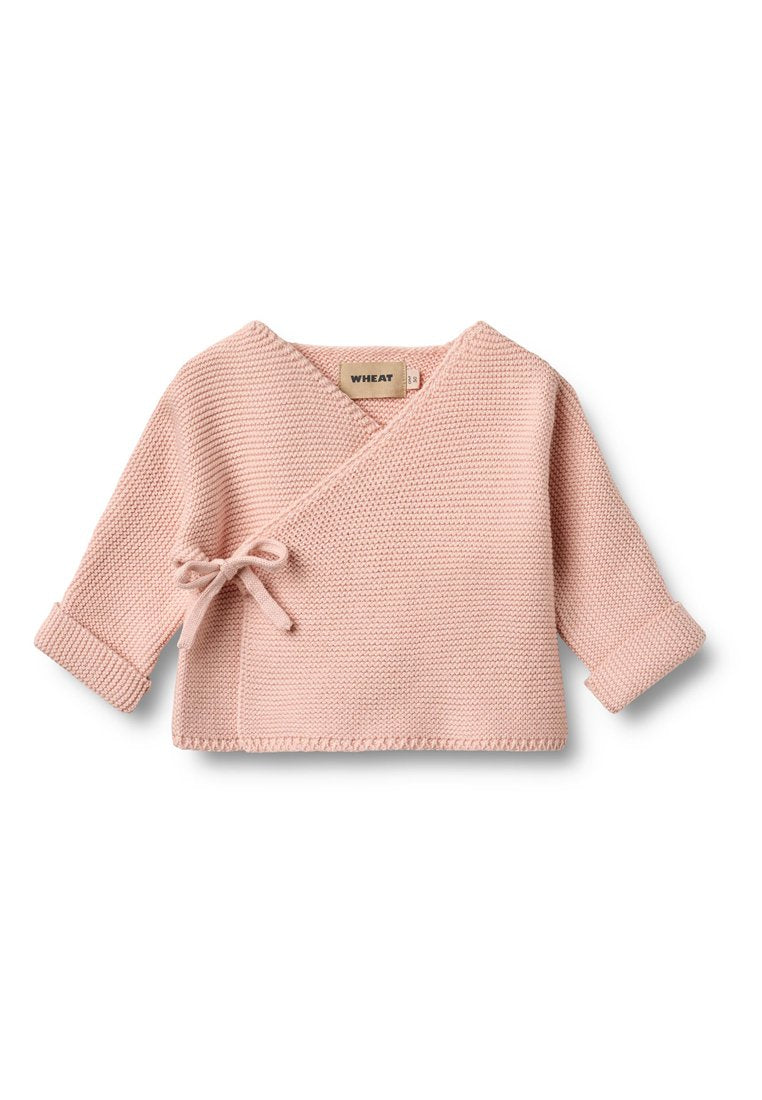 Rosa gestrickter Wickelpullover mit langen Ärmeln und einem Bindeband in der Taille. Strukturierter Stoff und umgeschlagene Ärmelbündchen. Markenetikett sichtbar.
