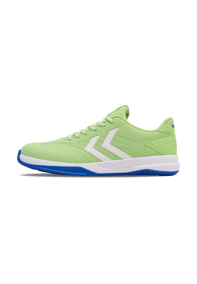 Grüner Sportschuh mit strukturiertem Obermaterial, weißen Akzenten und einer blauen Sohle. Das Design umfasst eine Schnürung an der Vorderseite und zwei markante Schulterstreifen.