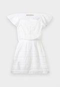 Weißes Kleid mit kurzen Ärmeln, plissiertem Vorderteil, betonter Taille und dezenten, strukturierten horizontalen Streifen, mit dem Etikett Abercrombie & Fitch.
