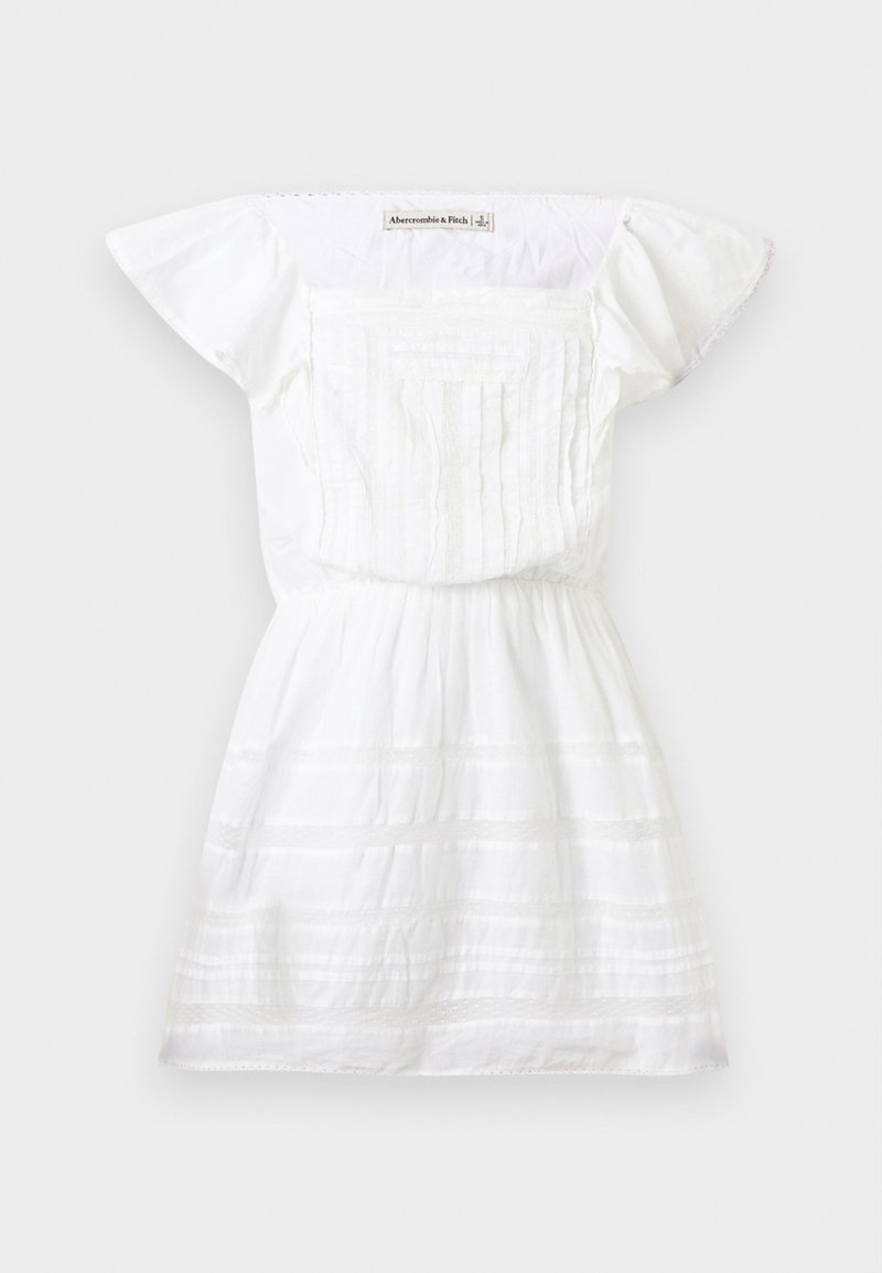 Weißes Kleid mit kurzen Ärmeln, plissiertem Vorderteil, betonter Taille und dezenten, strukturierten horizontalen Streifen, mit dem Etikett Abercrombie & Fitch.