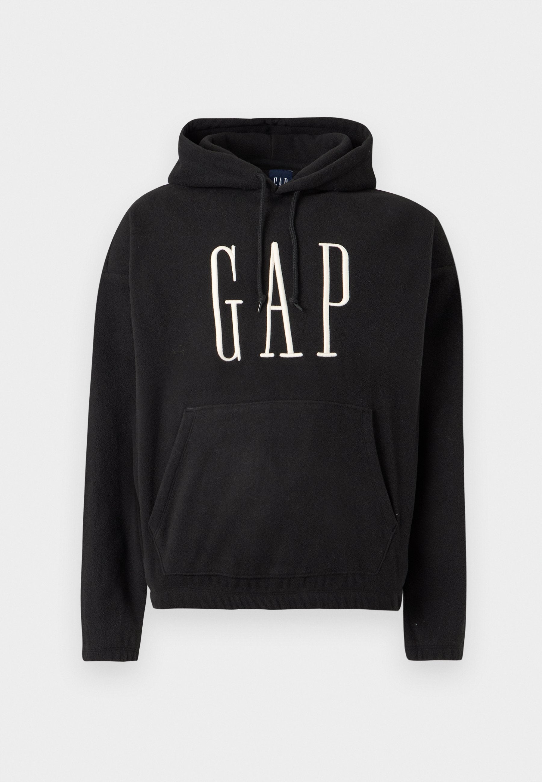 Schwarzer Hoodie aus weichem Stoff, mit einer Fronttasche, Kapuze mit Kordelzug und dem "GAP"-Logo in cremefarbener Schrift auf der Brust.