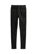 Schwarze Skinny-Jeans aus Denim, mit glatter Textur, Fronttaschen, Gürtelschlaufen und einem Reißverschluss mit Knopfverschluss.