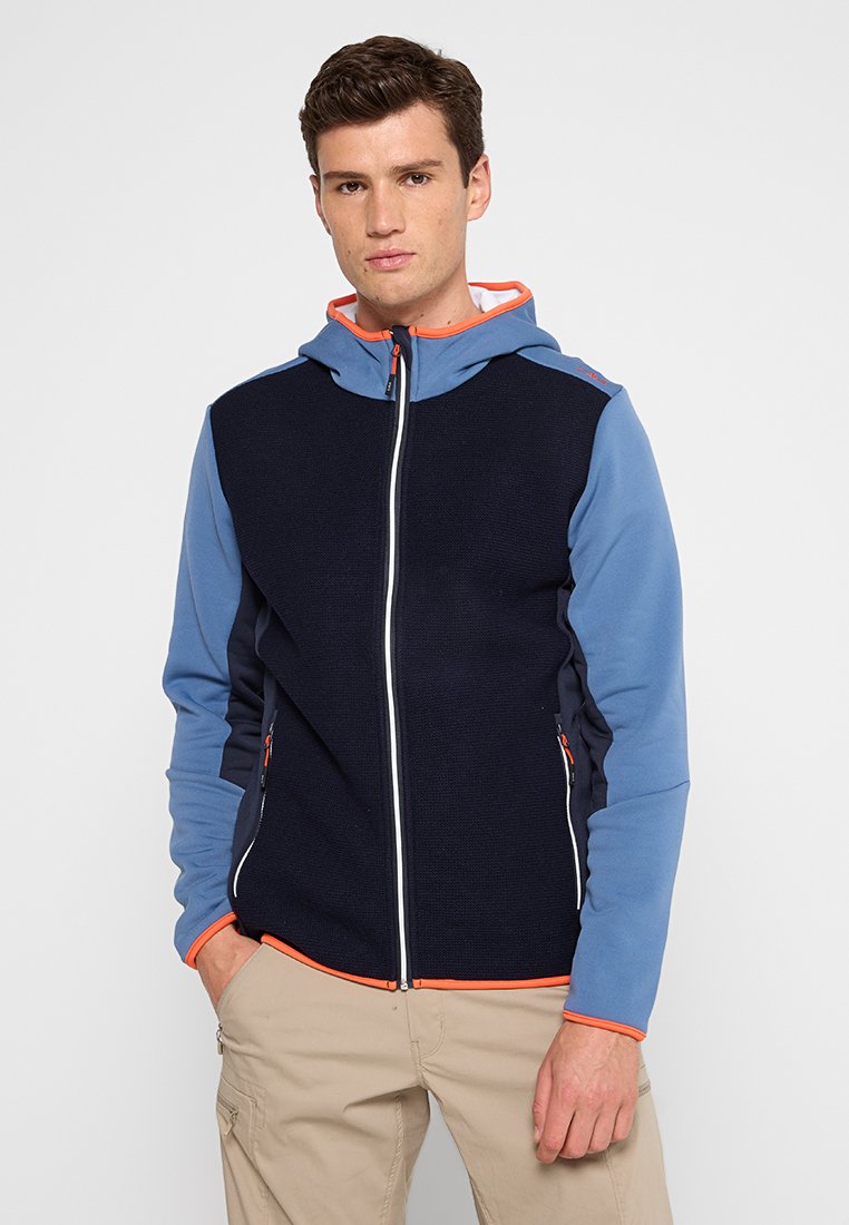Herren Zip-Jacke mit dunkelblauen und hellblauen Paneelen, strukturiertem Stoff, Kapuze und orangenen Akzenten. Verfügt über seitliche Taschen und einen kontrastierenden Reißverschluss.