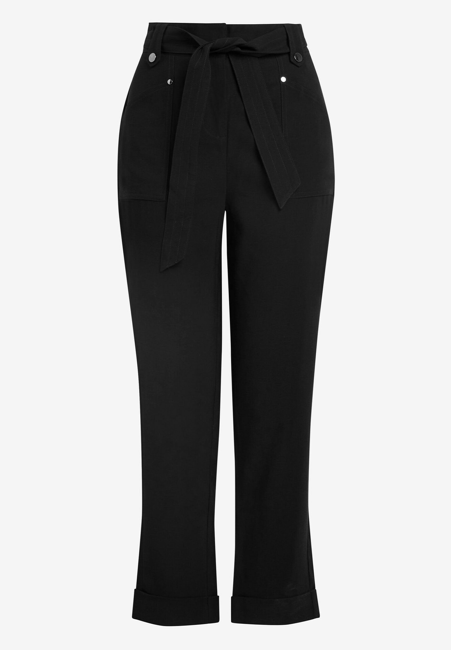 Schwarze hoch taillierte Hose mit breitem Gürtel, vorderen aufgesetzten Taschen, Knopfdetails und umgeschlagenen Säumen auf einem schlichten weißen Hintergrund.