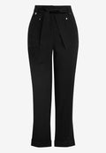 Schwarze hoch taillierte Hose mit breitem Gürtel, vorderen aufgesetzten Taschen, Knopfdetails und umgeschlagenen Säumen auf einem schlichten weißen Hintergrund.
