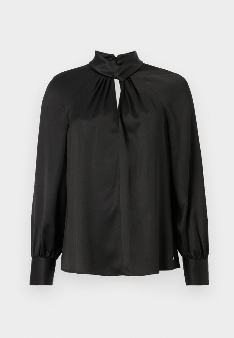 Schwarze Bluse aus leichtem, glattem Stoff, mit hochgeschlossenem Design, Schlüsselöffnung vorne und langen, gepufften Ärmeln mit eng anliegenden Manschetten.