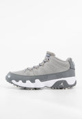 Grau sportlicher Schuh aus Mesh- und synthetischen Materialien, mit strukturiertem Design, weißer Mittelsohle und Jordan-Logo an der Seite.