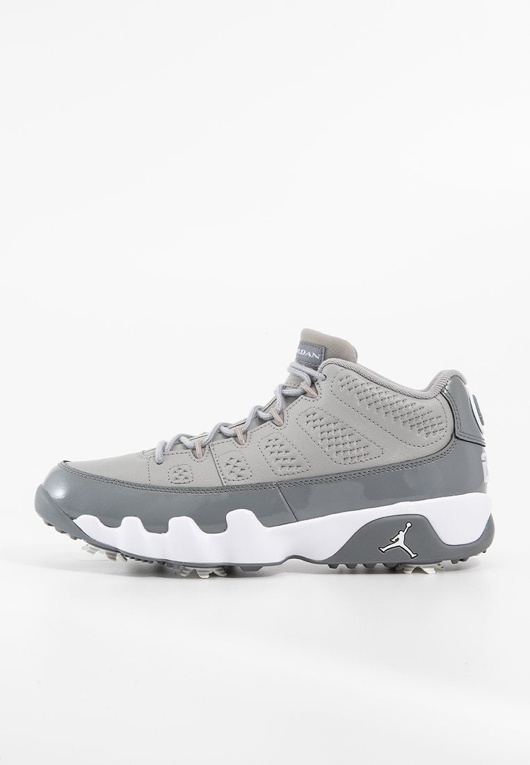 Grau sportlicher Schuh aus Mesh- und synthetischen Materialien, mit strukturiertem Design, weißer Mittelsohle und Jordan-Logo an der Seite.