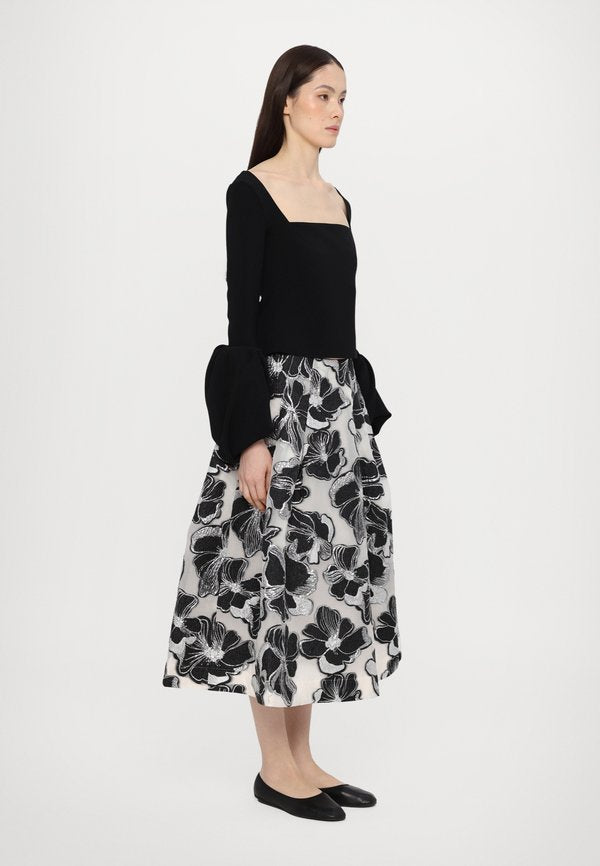 A.W.A.K.E. MODE SQUARE DÉCOLLETÉ AND EXAGGERATED PUFF CUFFS