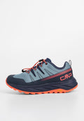 Laufschuh in Hellblau und Marineblau mit roten Akzenten. Verfügt über ein atmungsaktives Mesh, eine flexible Sohle und ein leichtes Design für den Einsatz im Freien.