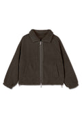 Dunkelgraue Fleecejacke mit Kragen, Frontreißverschluss, zwei seitlichen Taschen und elastischen Bündchen. Strukturierte Oberfläche, lockere Passform und robuste Verarbeitung.