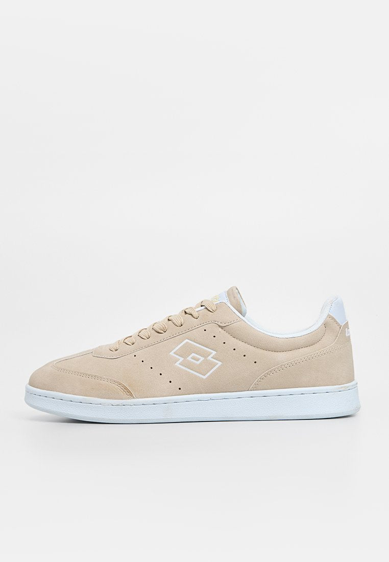 Beige Wildlederschuh mit weißen Akzenten, runder Zehenform, flachen Schnürsenkeln und Perforationsdetails. Leichte Gummisohle. Minimalistisches Design.