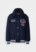 Marineblaue Collegejacke mit einem Kunstpelzkragen, weißen gestreiften Bündchen, bestickten Logos und Druckknopfverschluss. Mit Seitentaschen ausgestattet.