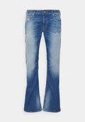 Blaue, ausgebleichte Bootcut-Jeans mit leichter Abnutzung an den Vorderseiten der Oberschenkel und klassischem Fünf-Taschen-Design auf weißem Hintergrund.
