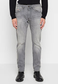 Graue Denim-Jeans mit Slim-Fit, ausgestattet mit Vordertaschen, flachen Nieten und leichter Ausbleichung. Getragen mit schwarzen Ankle-Boots.