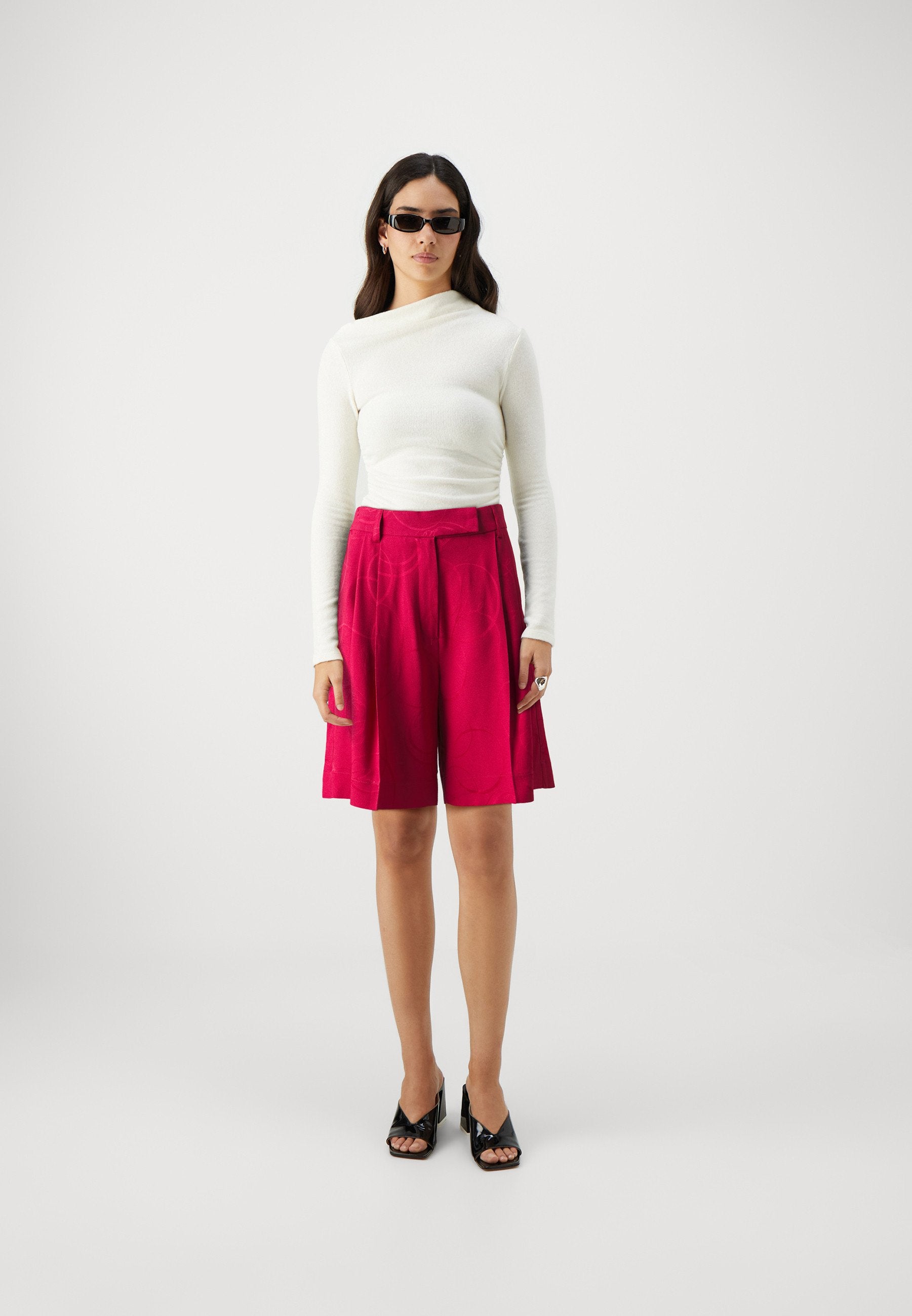 KARL LAGERFELD Shorts Media 2