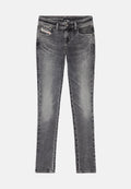 Graue Slim-Fit-Jeans aus Denim mit kontrastierenden Nähten, fünf Taschen und einem leichten Verblassen für einen abgetragenen Look. Glatte Textur.