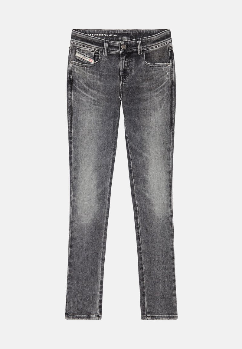 Graue Slim-Fit-Jeans aus Denim mit kontrastierenden Nähten, fünf Taschen und einem leichten Verblassen für einen abgetragenen Look. Glatte Textur.
