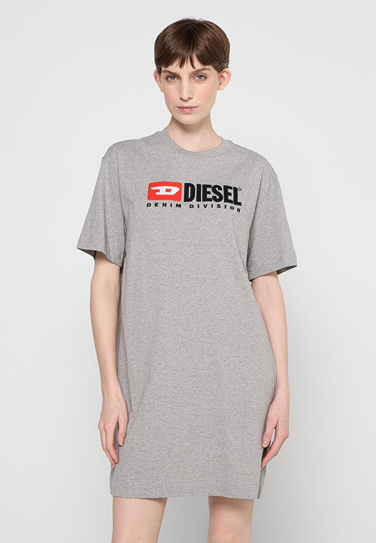Graues, übergroßes T-Shirt Kleid aus Baumwolle mit einem schwarzen und roten "DIESEL"-Logo auf der Vorderseite, kurzen Ärmeln und lockerer Passform.