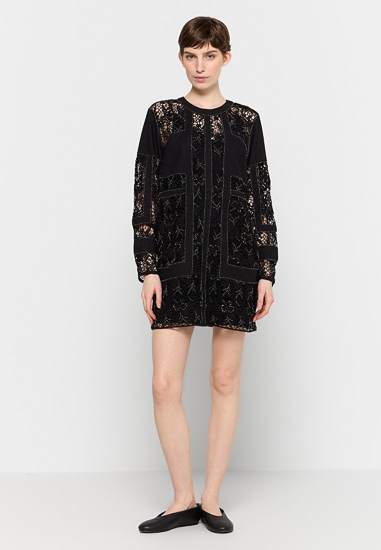 Schwarzes Kleid mit Spitzeinsätzen, langen Ärmeln, zwei Fronttaschen und detaillierter Stichverarbeitung. Glatte Textur mit offenen floralen Motiven.