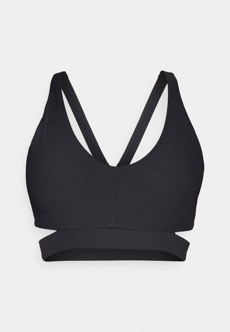 Schwarzes Sport-BH mit gerippter Textur, breiten Trägern, die eine V-Form bilden, und einem stützenden Band am unteren Rand. Einfaches, minimalistisches Design.