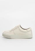 Beige Leder-Sneaker mit runder Zehenpartie, Schnürung und strukturiertem Gummisohle. Verfügt über dezente Markenkennzeichnung und klare Designlinien.