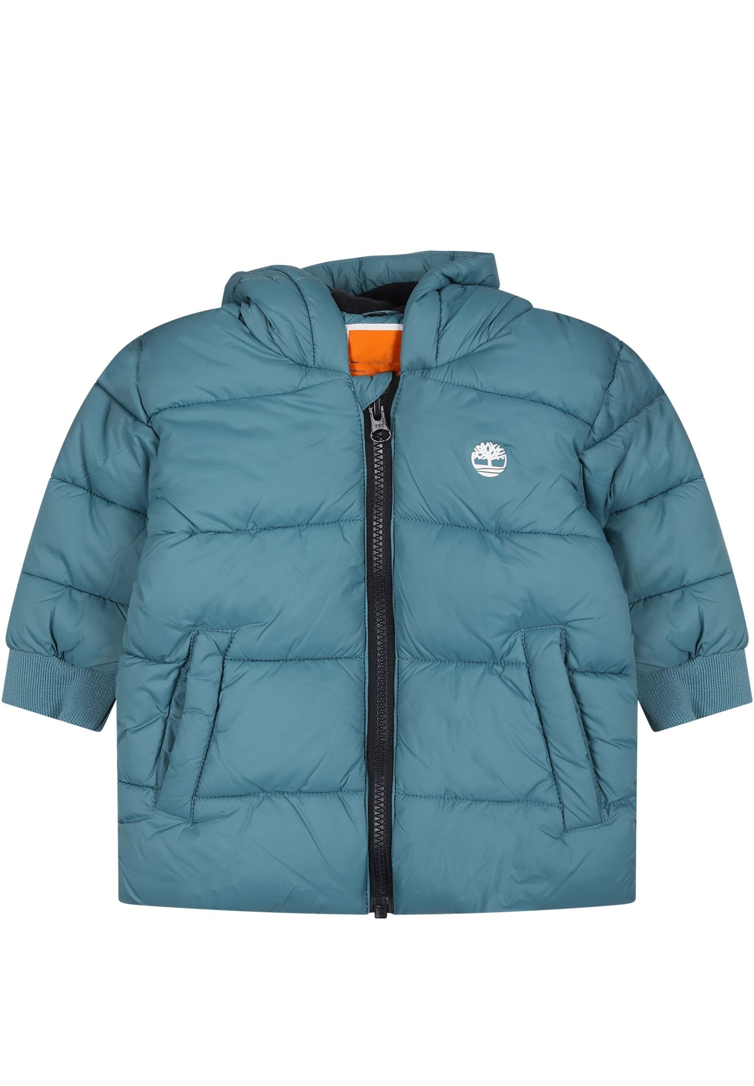 Gepolsterte türkisfarbene Jacke mit Kapuze, Frontreißverschluss und Seitentaschen. Verfügt über einen schwarzen Reißverschluss und ein orangefarbenes Innenfutter. Enthält ein Logo auf der Brust.