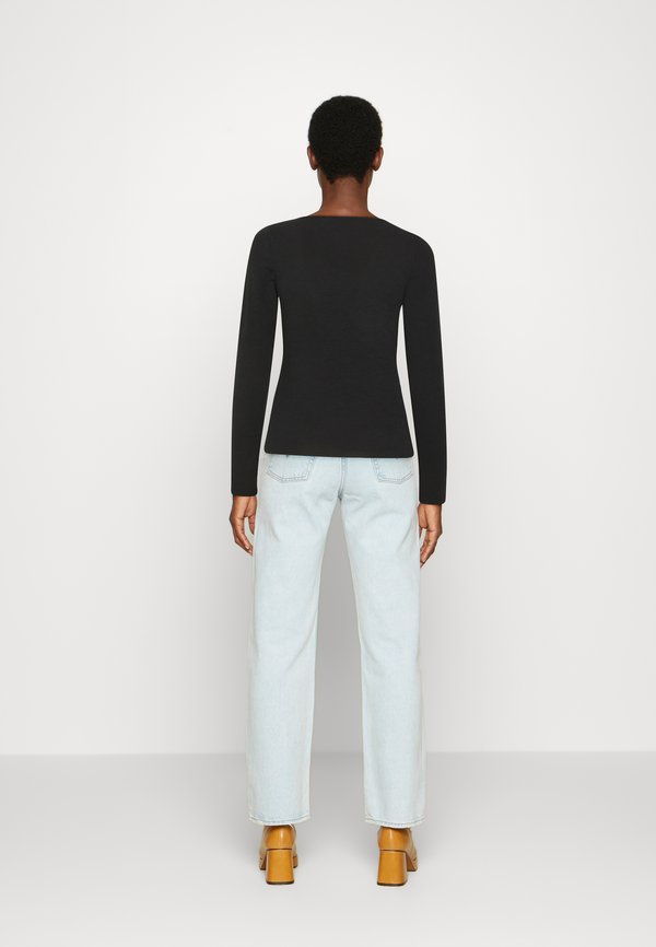 IN THE STYLE CARYS WHITTAKER V NECK