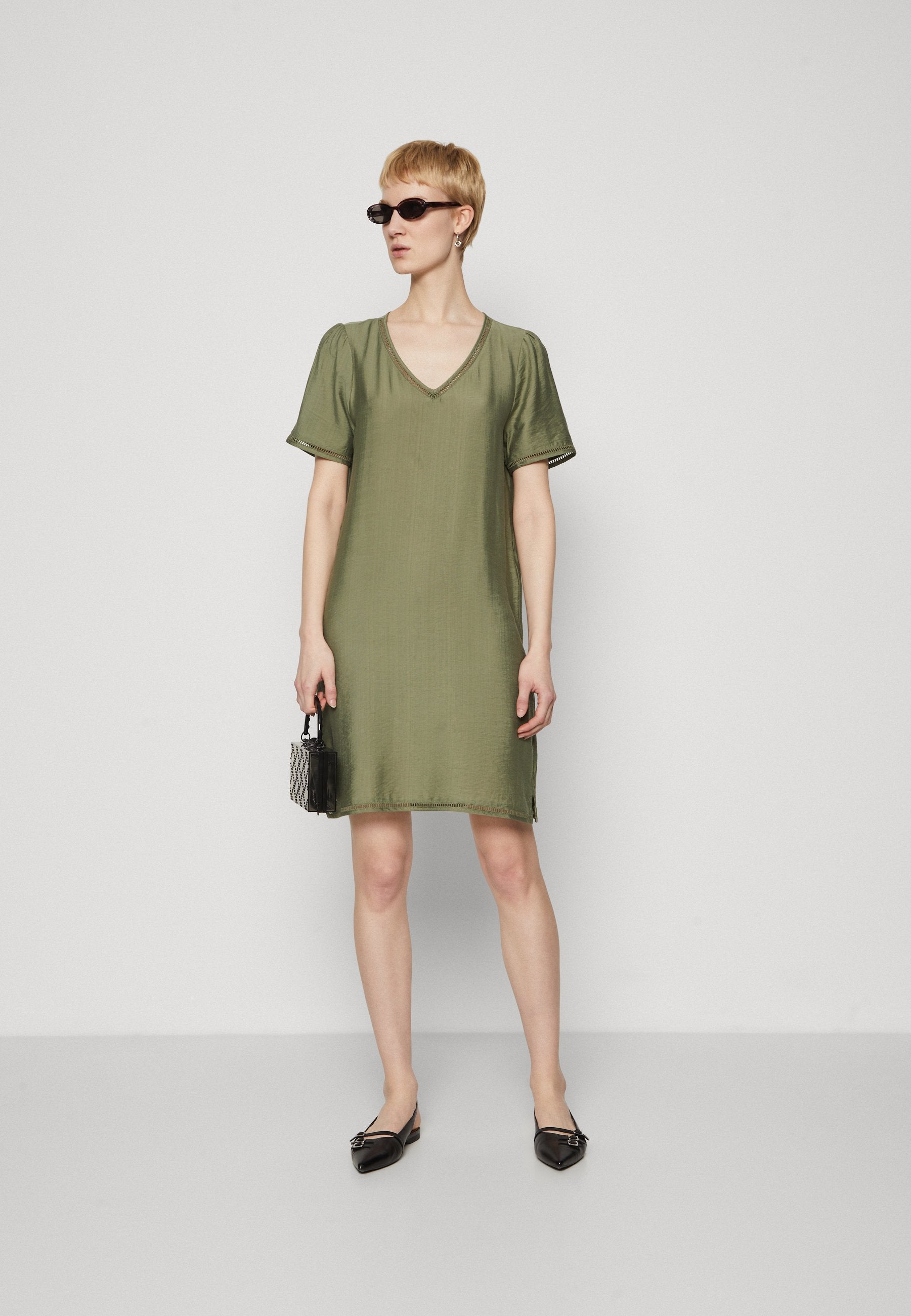 ONLCELINE PAULA V NECK DRESS  Media 2