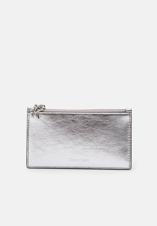 Calvin Klein QUILTED BEAUTY CASE ON CHAIN - Wash bag - silver-coloured