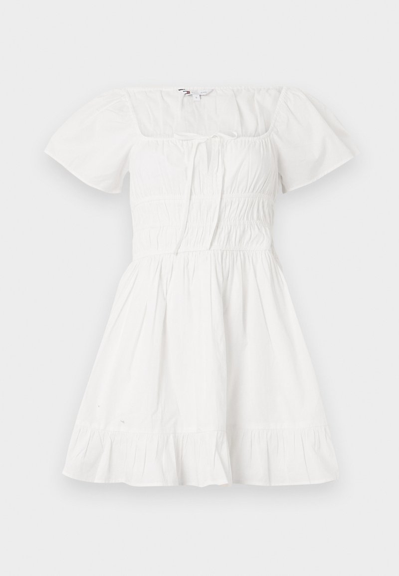 Weißes Baumwollkleid mit kurzen Puffärmeln, quadratischem Ausschnitt, gerafftem Oberteil und stufigem Saum. Strukturiertes Gewebe mit einem klaren, schlichten Design.