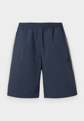 Marineblaue Sportshorts mit elastischem Bund, seitlichen Taschen und dünnen weißen Streifen entlang der Außenseiten.