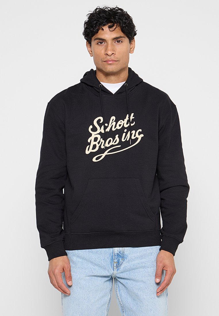 Schwarzer Hoodie mit Fronttasche und Kapuze mit Kordelzug. Mit weißem Schriftzug "Schott Bros" auf der Brust. Material aus Baumwollmischung.